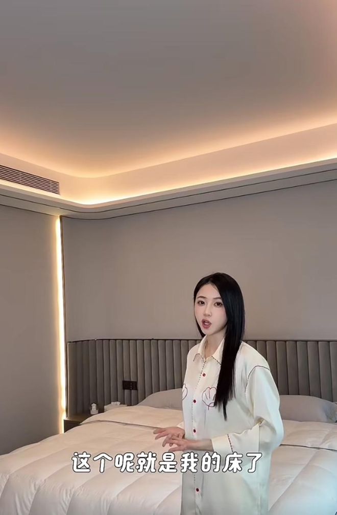 卧室床头摆放玩偶收拾得超干净像样板房九游会网址是多少潘玮柏老婆晒三口之家(图1)